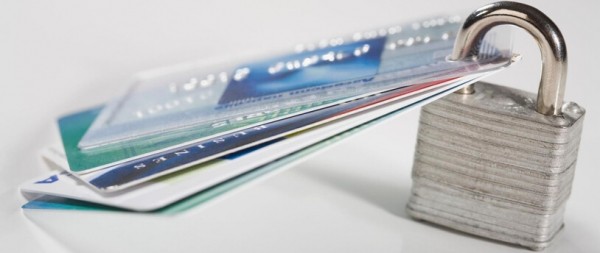 Клиенты банков жалуются на навязывание страховки от хищений с карт