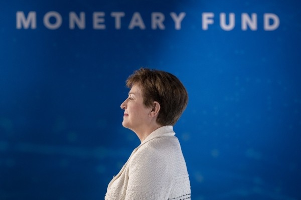 Почему МВФ так много требует, когда дает стране кредит? И почему Россия не требует ничего?
